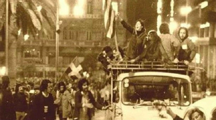 23 Ιουλίου 1974: Η ημέρα που έπεσε η Χούντα, πνιγμένη στο αίμα του ολέθρου της Κύπρου (βίντεο)